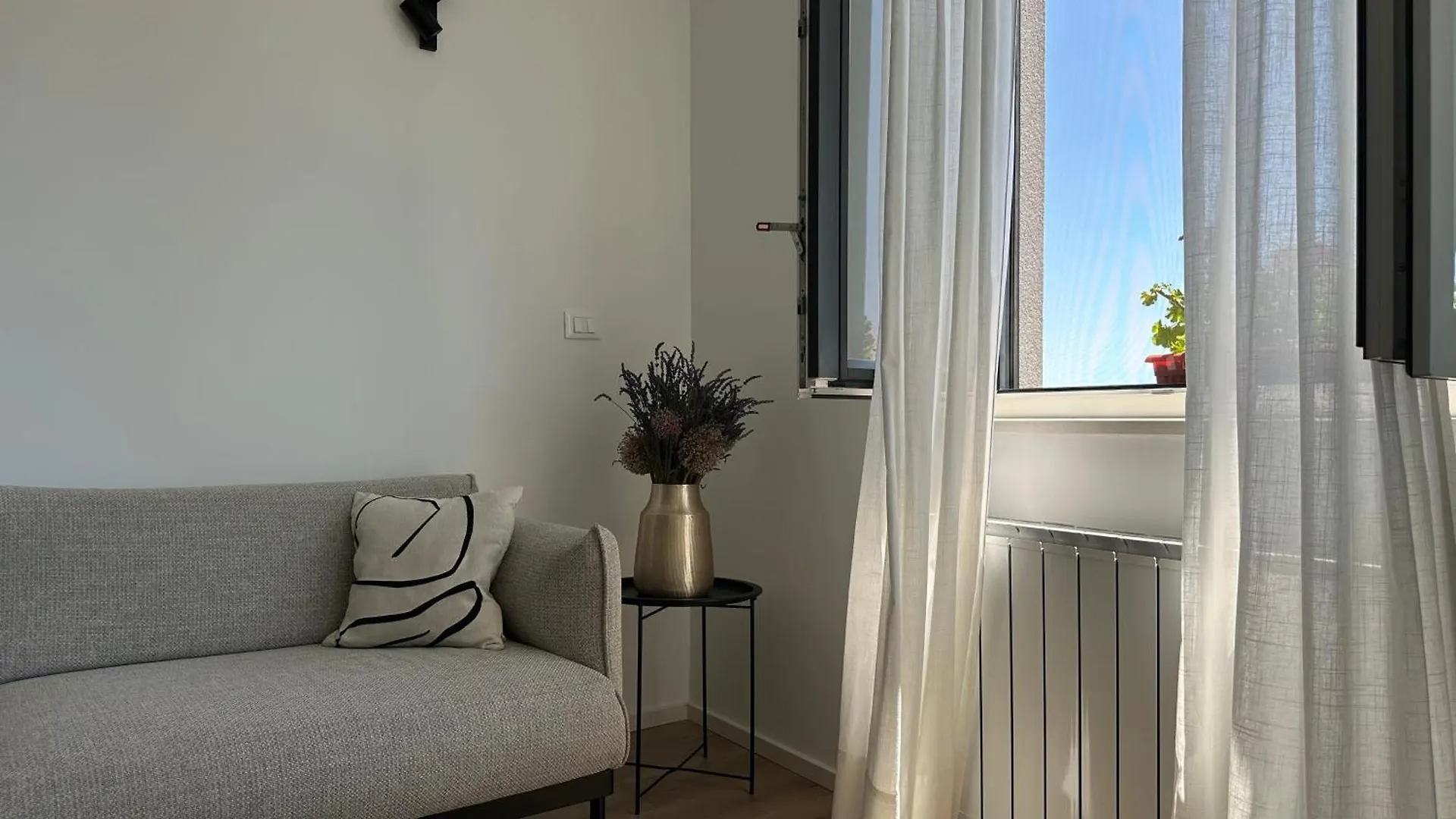 Fiorea Apartment Πούλα